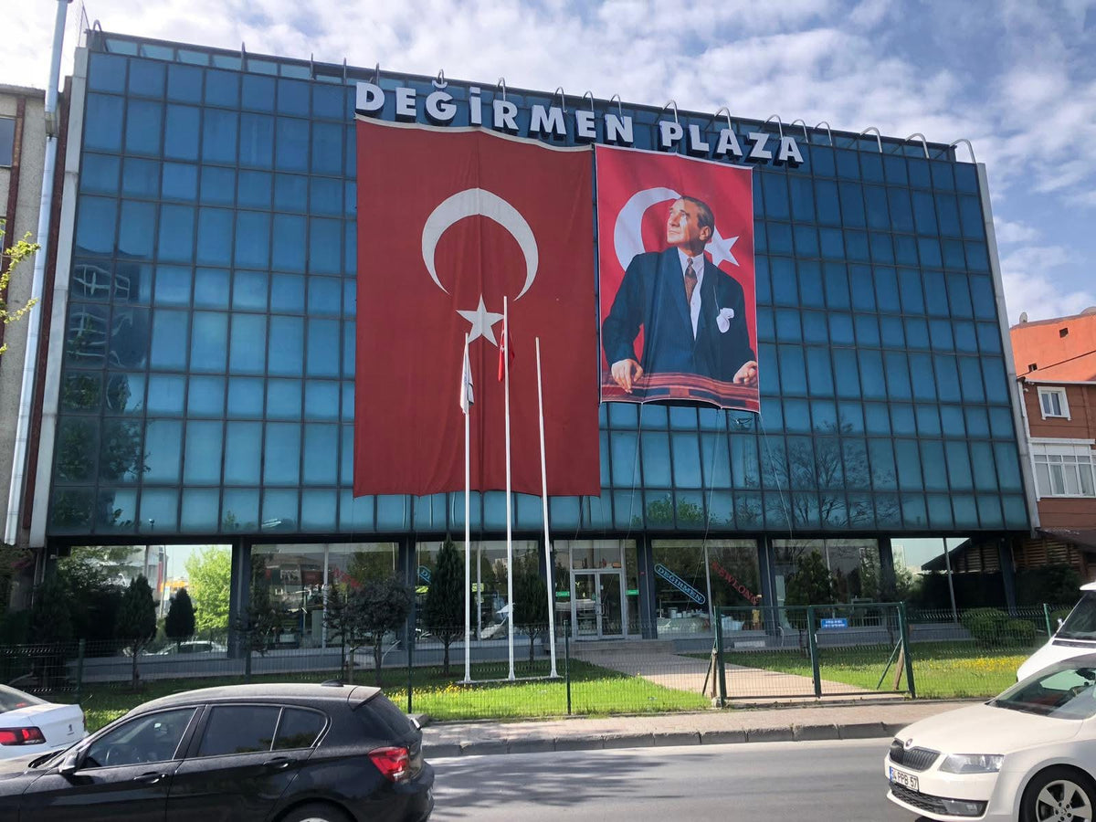 Değirmen Plaza binası, Türk bayrağı ve Atatürk posteriyle cephe görünümü