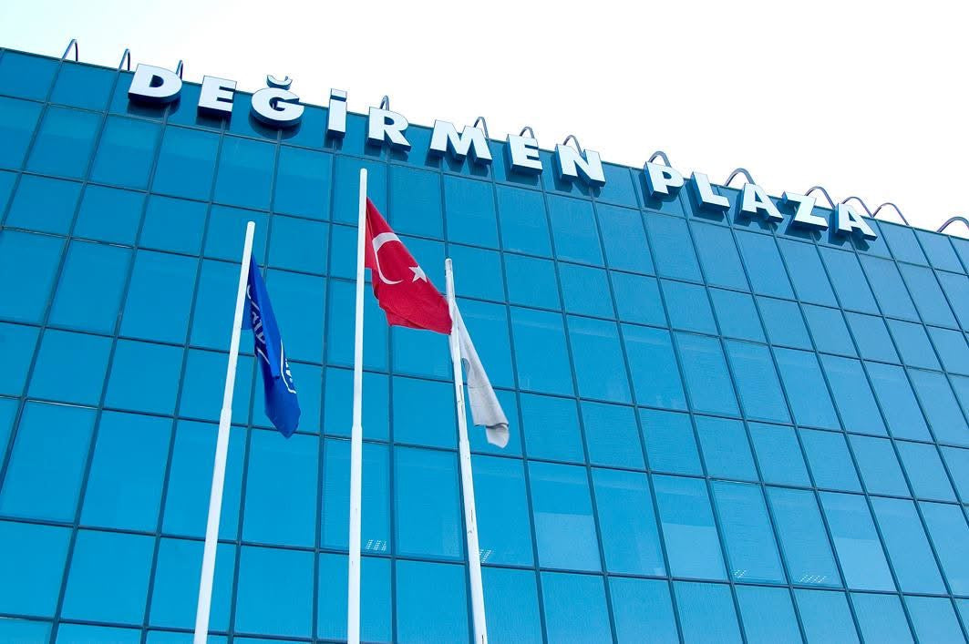 Değirmen Plaza cam cephesi ve bayrak direkleri, aşağıdan görünüm